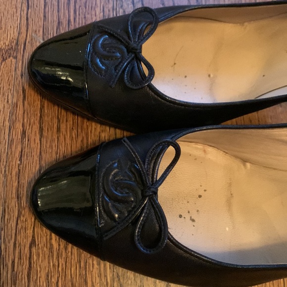 Chanel Heels with black patent tip and strip in back - Picture 2 of 7